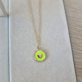 Colgante medalla con corazón esmaltado en acero dorado - DiversoWomen