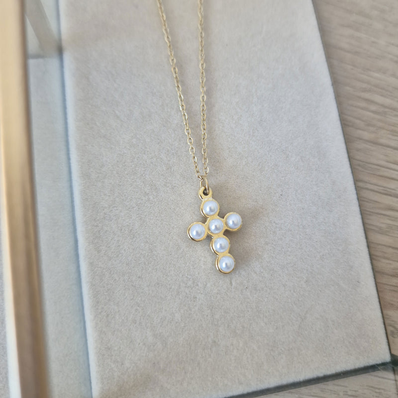 Colgante cruz de perlas en acero dorado - DiversoWomen