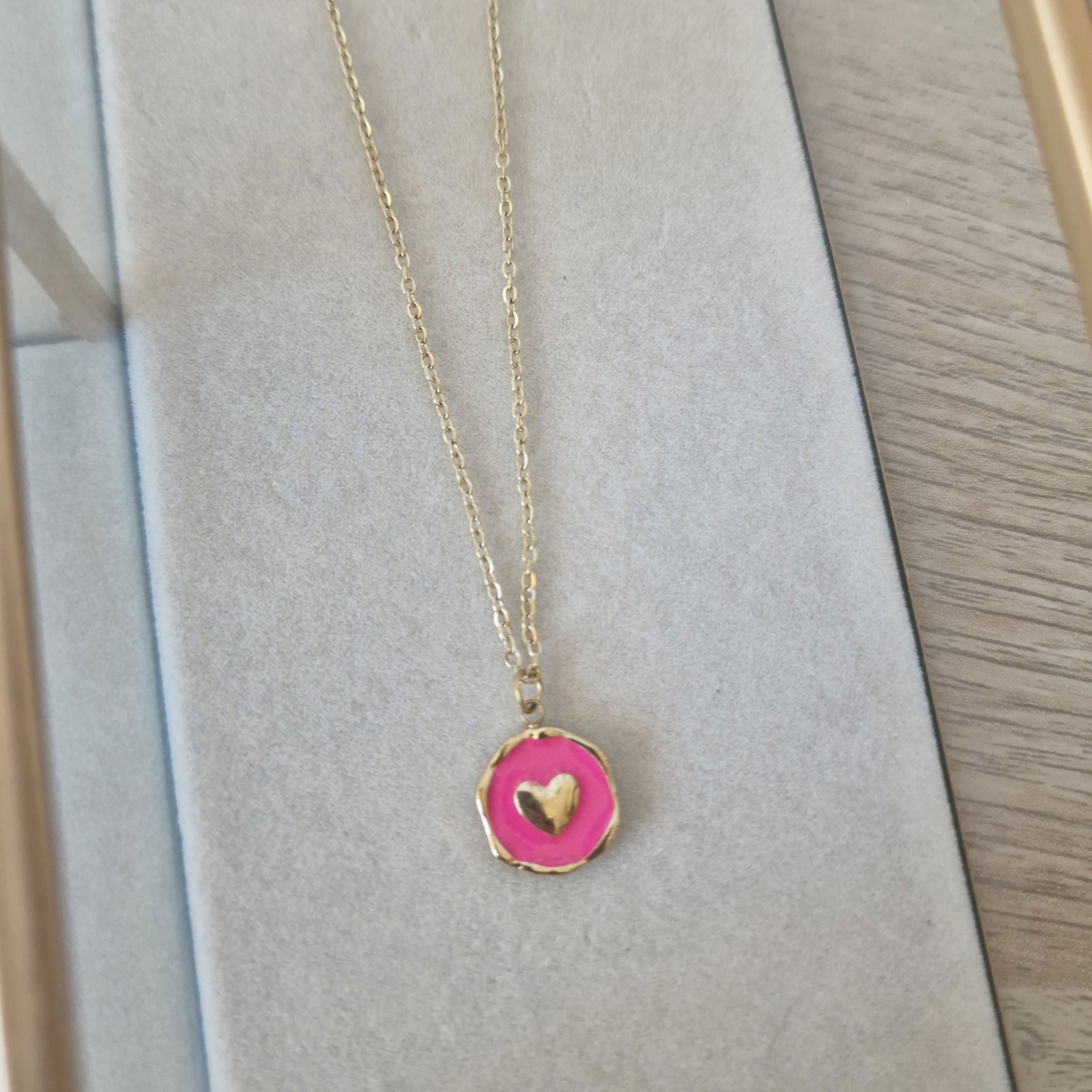 Colgante medalla con corazón esmaltado en acero dorado - DiversoWomen