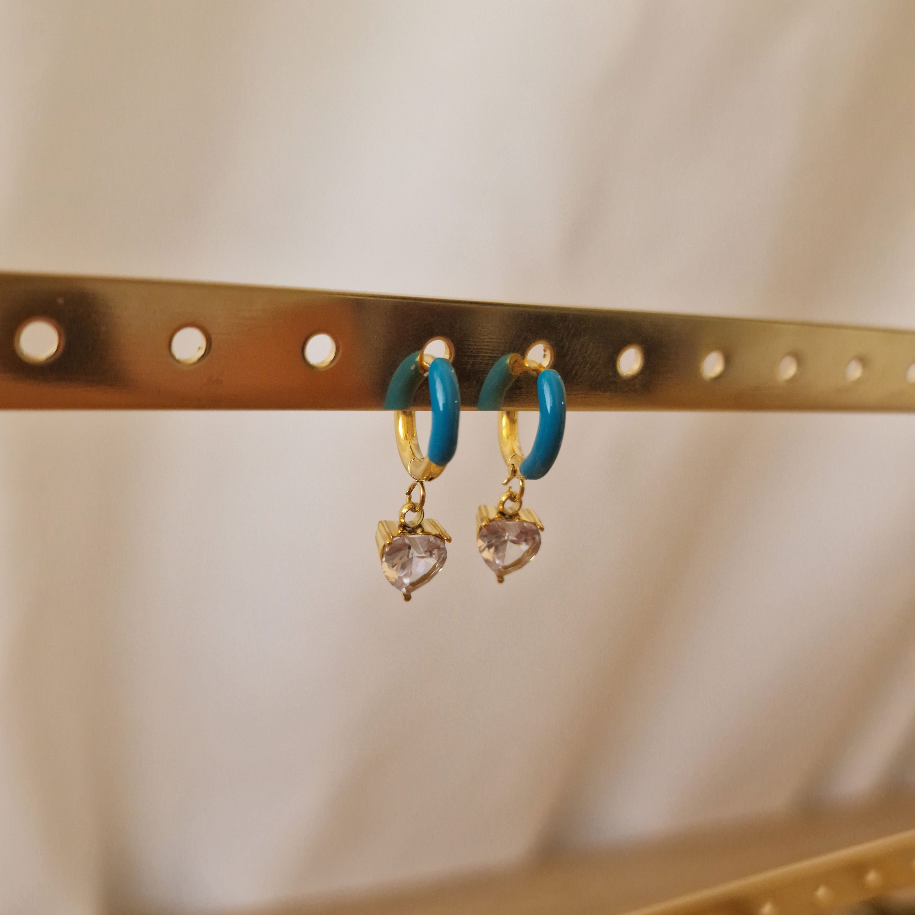 Pendientes de corazón con esmaltado de colores en acero dorado - DiversoWomen