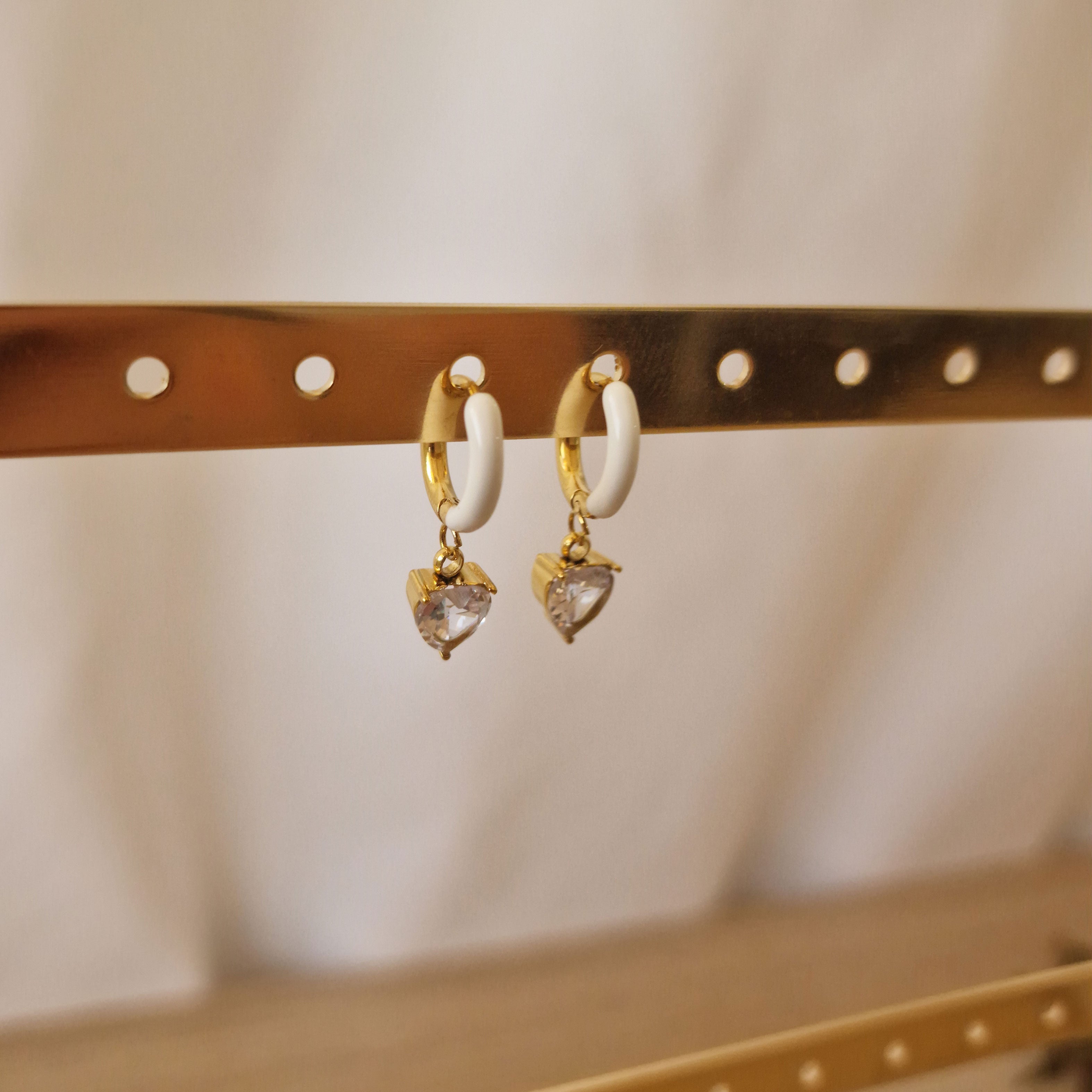 Pendientes de corazón con esmaltado de colores en acero dorado - DiversoWomen