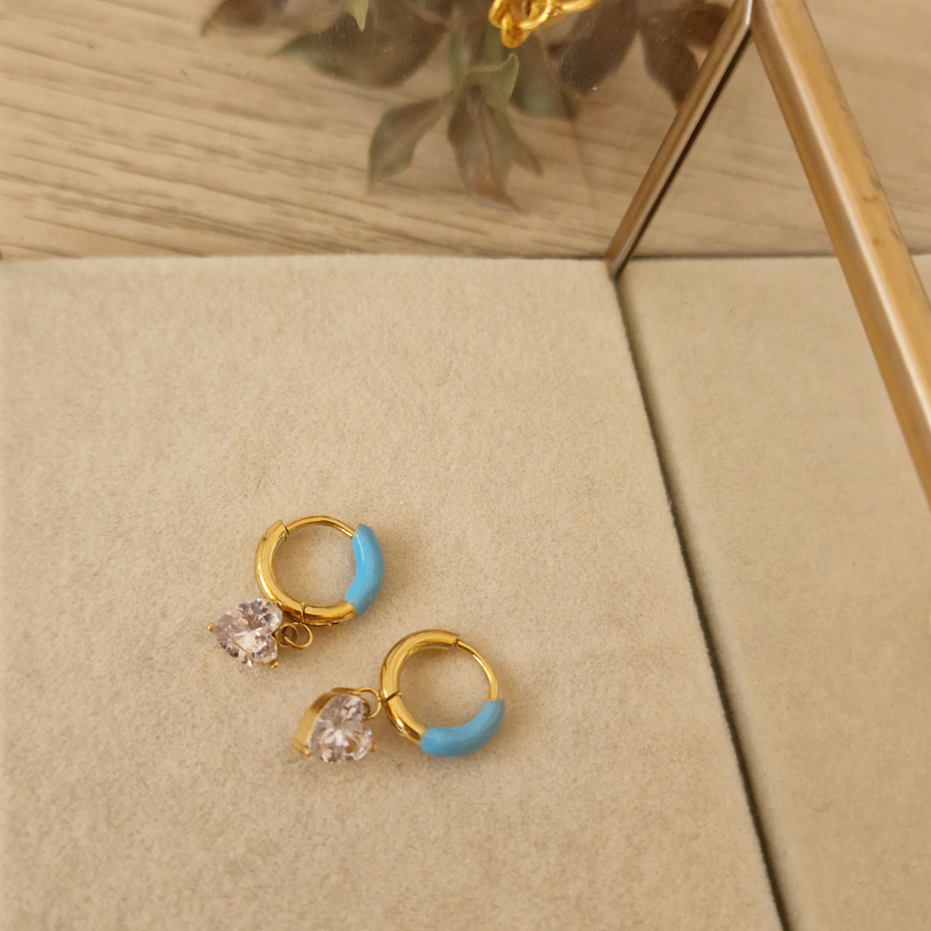 Pendientes de corazón con esmaltado de colores en acero dorado - DiversoWomen