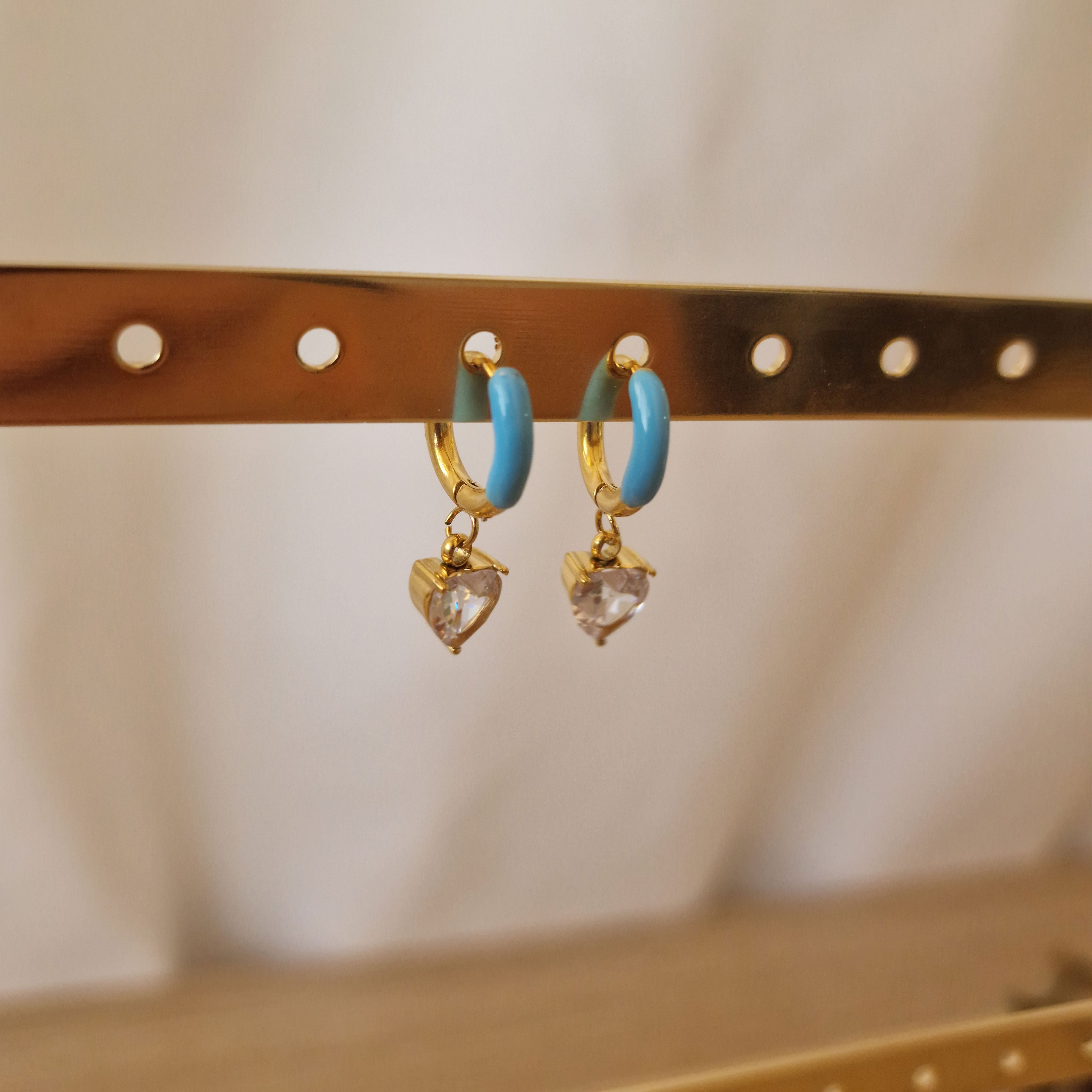 Pendientes de corazón con esmaltado de colores en acero dorado - DiversoWomen