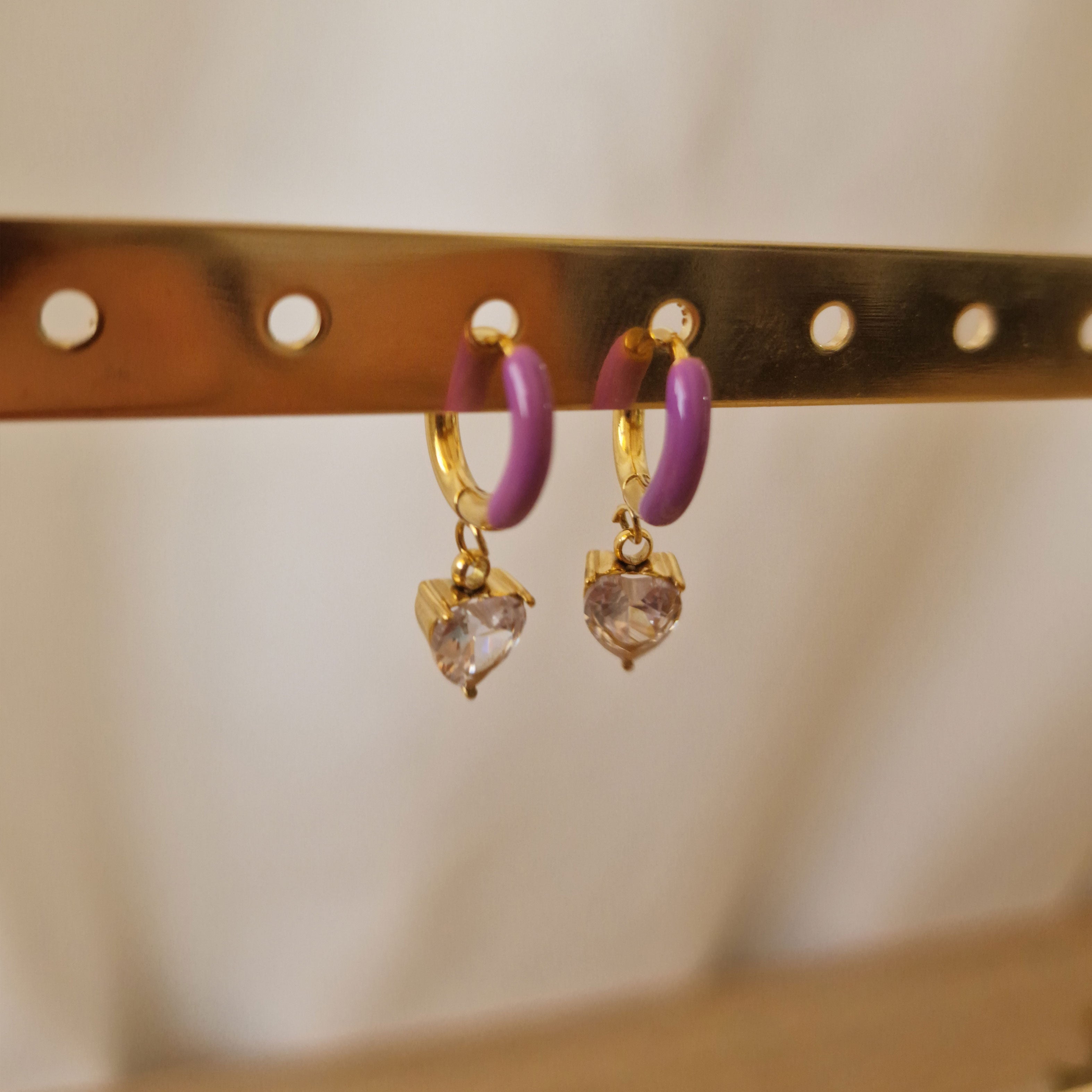 Pendientes de corazón con esmaltado de colores en acero dorado - DiversoWomen