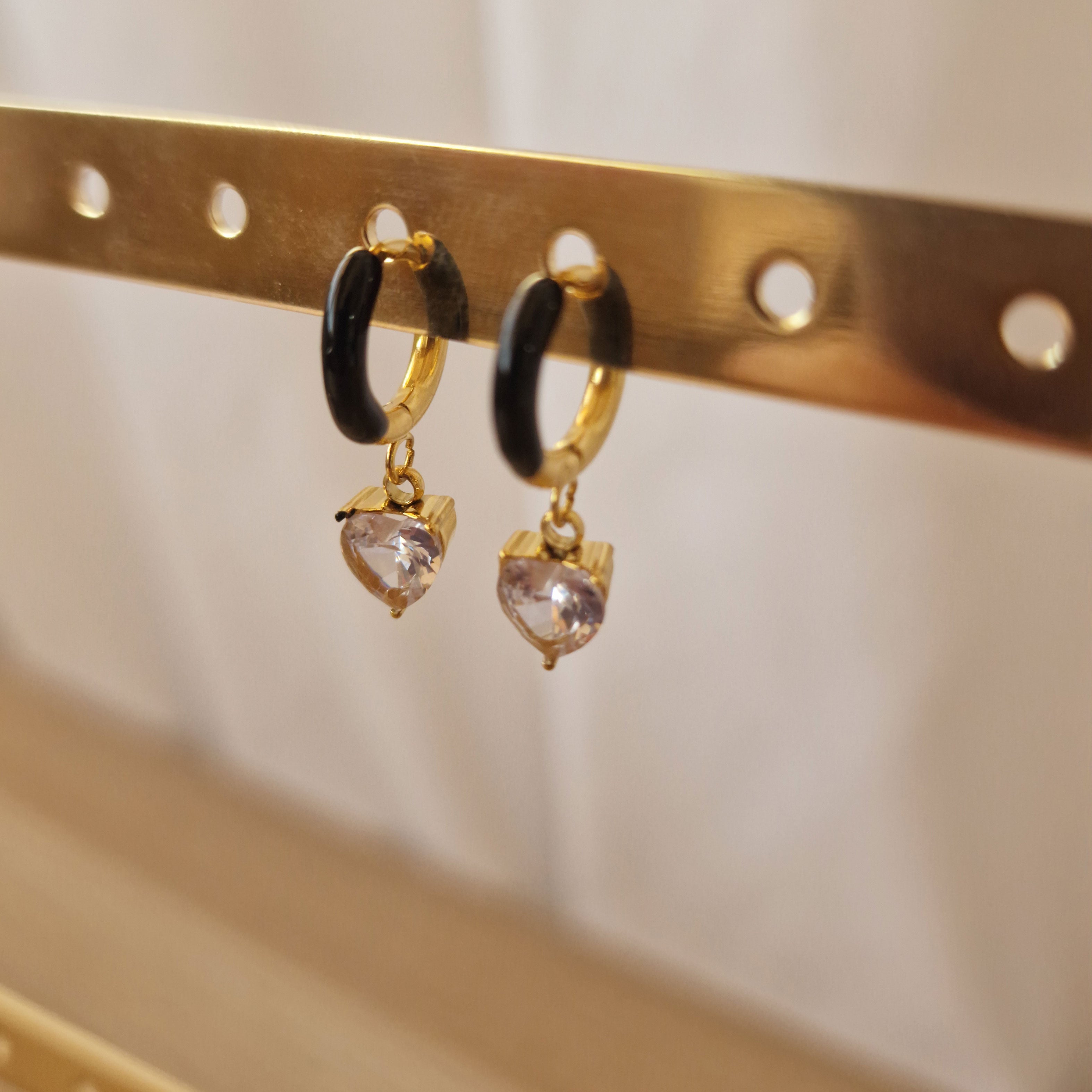 Pendientes de corazón con esmaltado de colores en acero dorado - DiversoWomen
