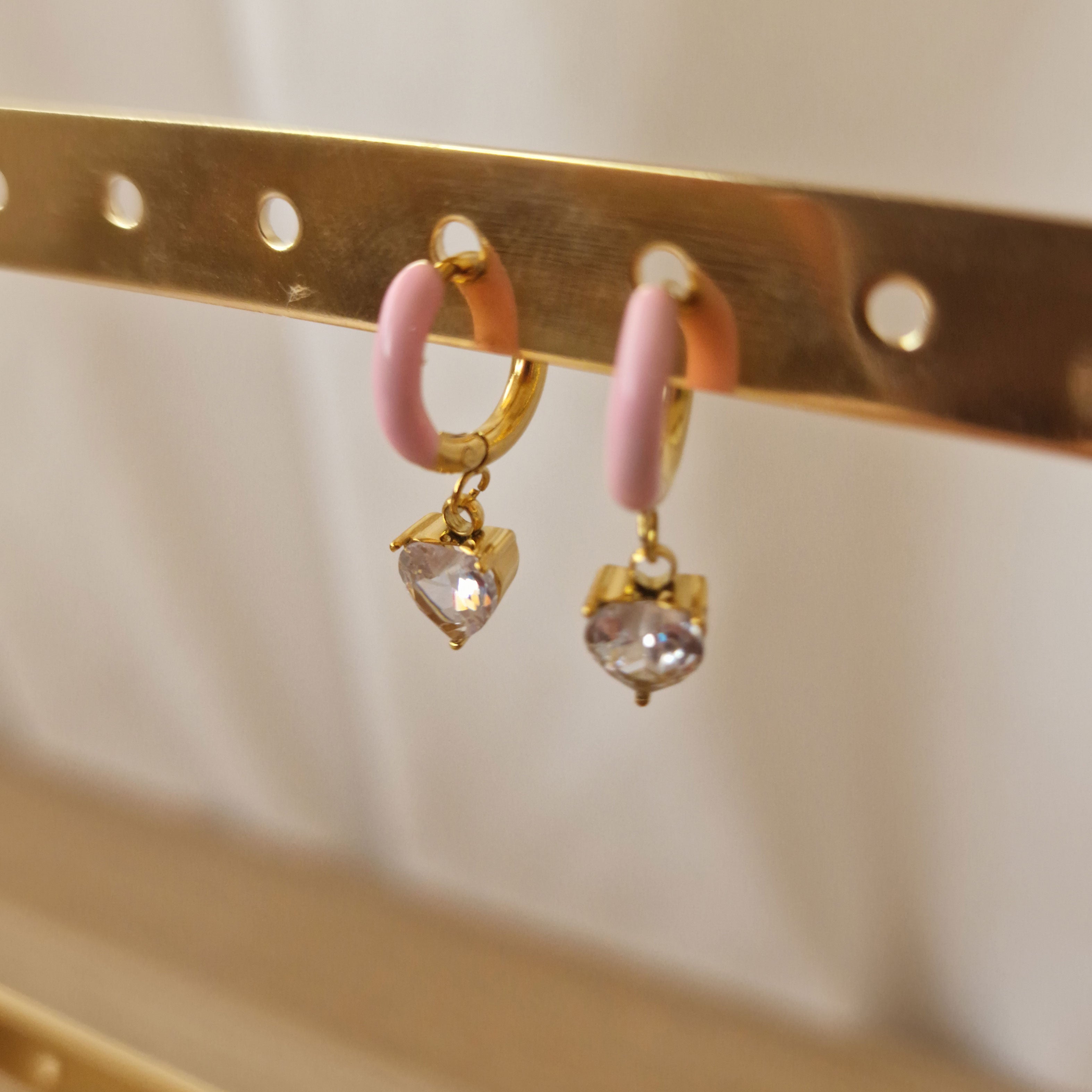 Pendientes de corazón con esmaltado de colores en acero dorado - DiversoWomen