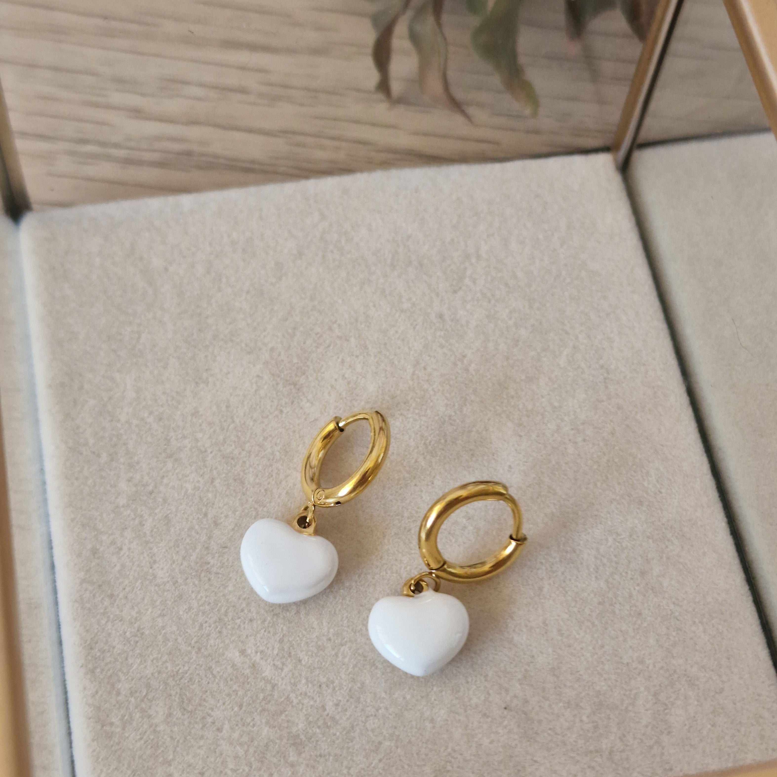 Pendientes con corazón esmaltado de colores en acero dorado - DiversoWomen