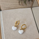 Pendientes con corazón esmaltado de colores en acero dorado - DiversoWomen