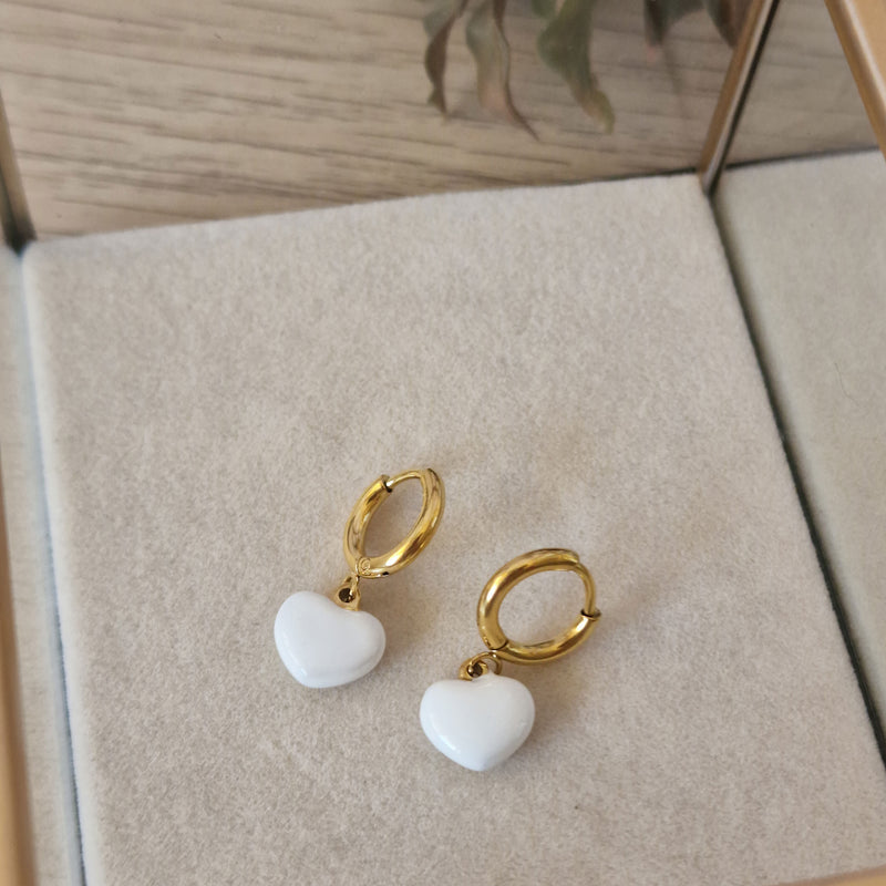 Pendientes con corazón esmaltado de colores en acero dorado - DiversoWomen